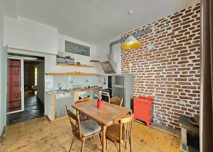 Albanian Art In Tirana's Heart ティラナ