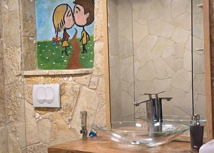 Albanian Art In Tirana's Heart * ティラナ