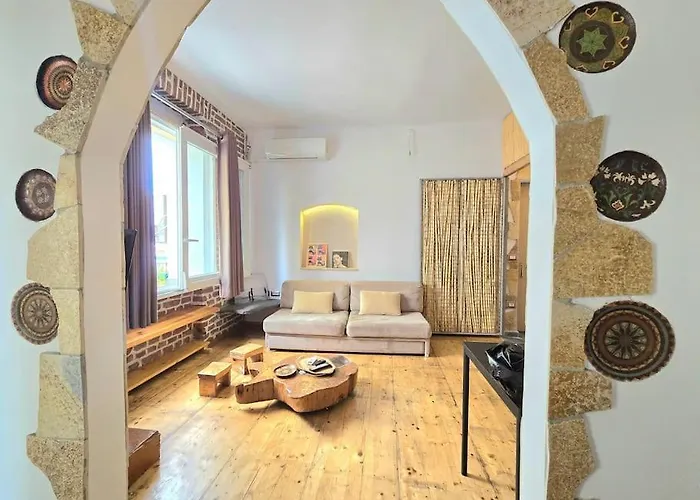 Albanian Art In Tirana's Heart ティラナ